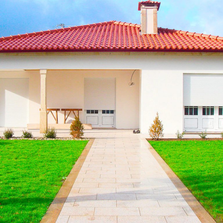 Jolie maison blanche construite par SARL Ferreira